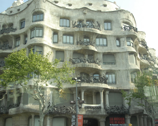 _DS16094-Gaudi.building